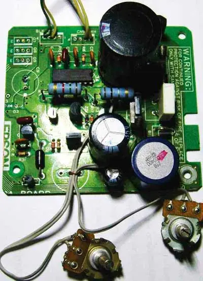 Вид на доработанную плату с регулировочными резисторами