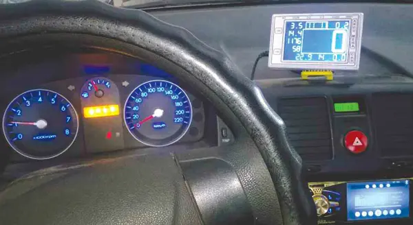 Цифровая приборная панель, установленная в автомобиле Hyundai Getz