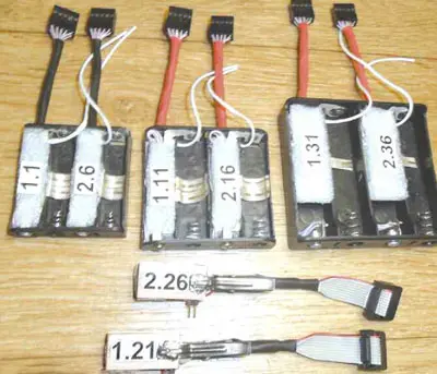 Набор адаптеров, изготовленных для имеющихся в эксплуатации аккумуляторов