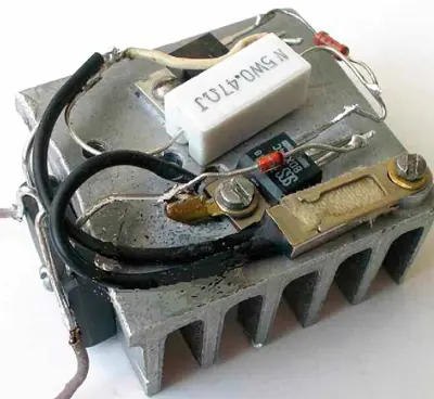 Балластный транзистор установлен на теплоотвод