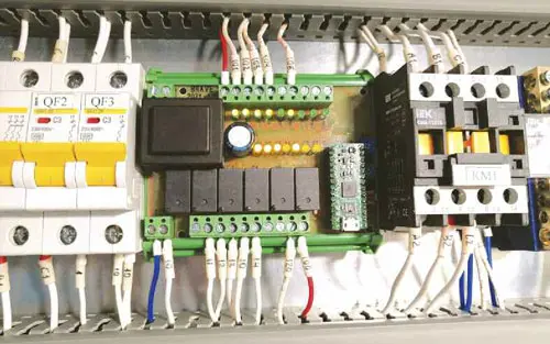 Пример работающего контроллера, смонтированного в электрошкафу