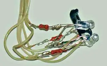 Пример конструкции датчика цвета из четырёх светодиодов и фотодиода
