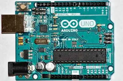Плата Arduino UNO и микроконтроллер