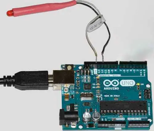 Плата Arduino UNO с подключённым внешним светодиодом