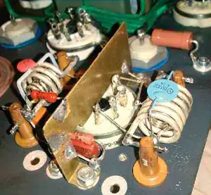 Катушки связи и контурные катушки бескаркасные, смонтированые на текстолитовых монтажных стойках