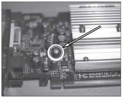 Вздувшийся конденсатор на плате видеокарты Gigabyte GV-NX76G512P-RH