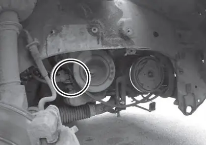Расположение датчика положения коленчатого вала (вид со стороны арки колеса при снятой стойке передней подвески)