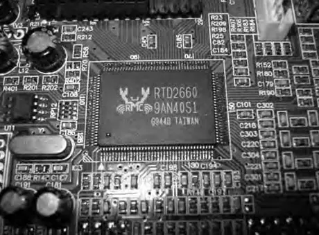 Вид процессора RTD2660 на плате монитора