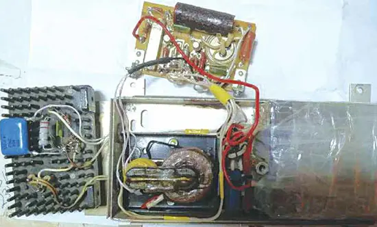 Вид на монтаж блока при снятой крышке экрана трансформатора, теплоотводе транзисторов Т1 и Т2 и плате электроники
