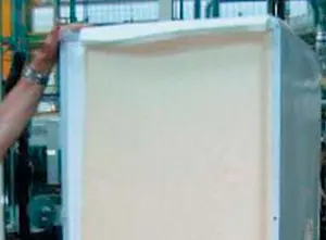 Свертывание пластикового листа сверху корпуса холодильника